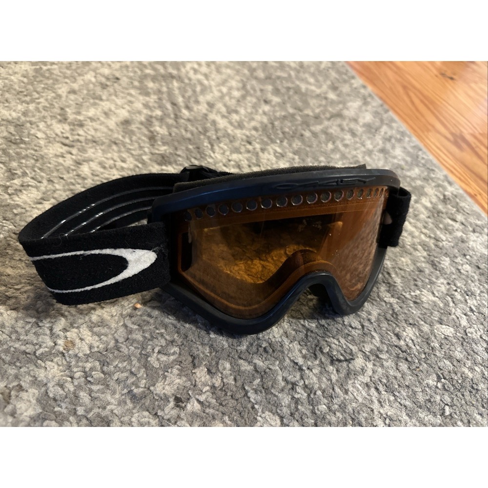 Oakley  Ski/Snowboard Goggles Amber Lens Black White Head strap